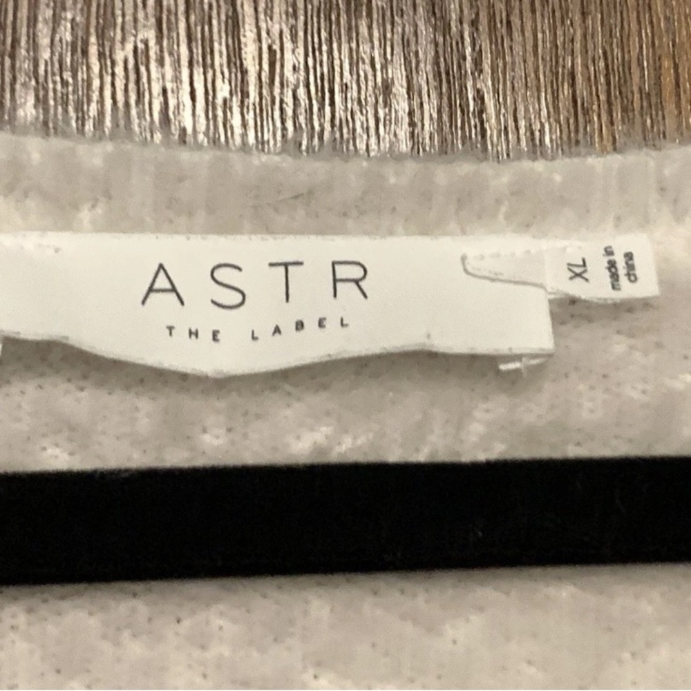 Astr The Label Anthropology Fuzzy White Scoop Neck Sweater - Picture 8 of 10